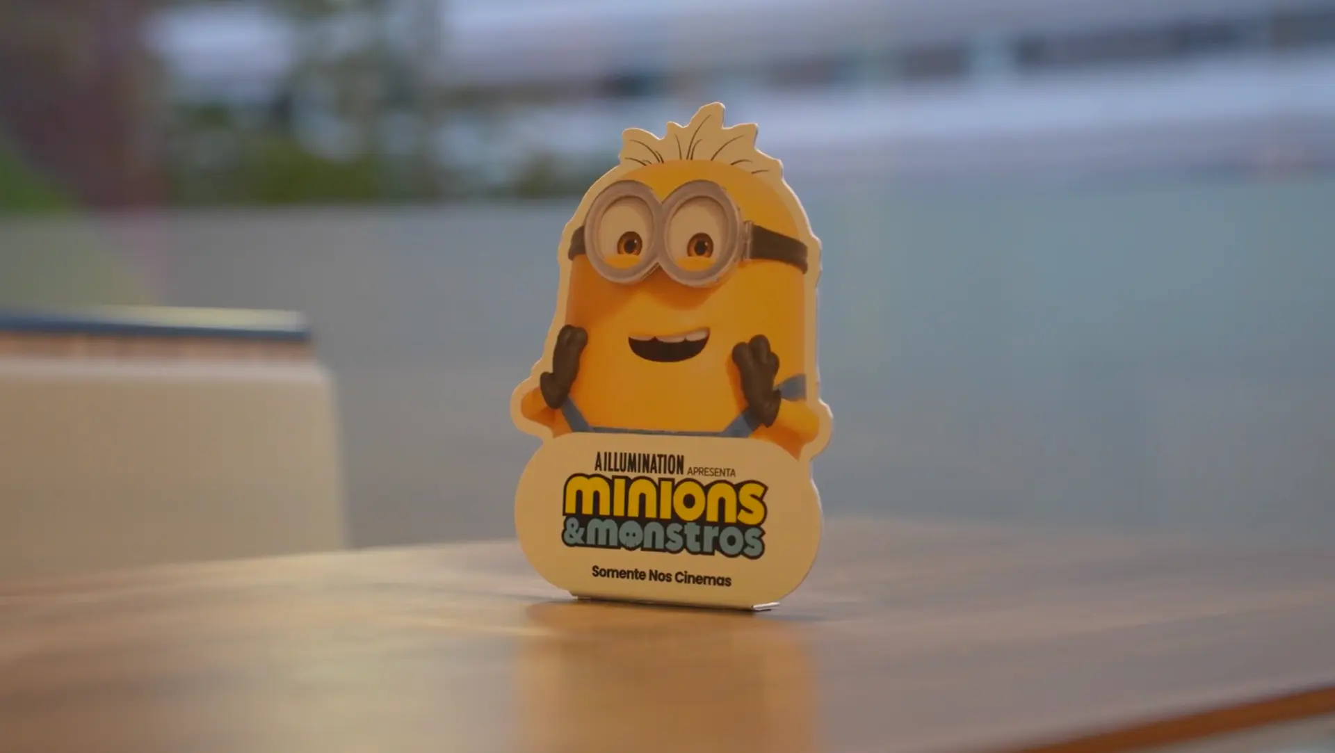 Display de balcão em formato de Minion com a arte de Minions e Monstros, Somente Nos Cinemas