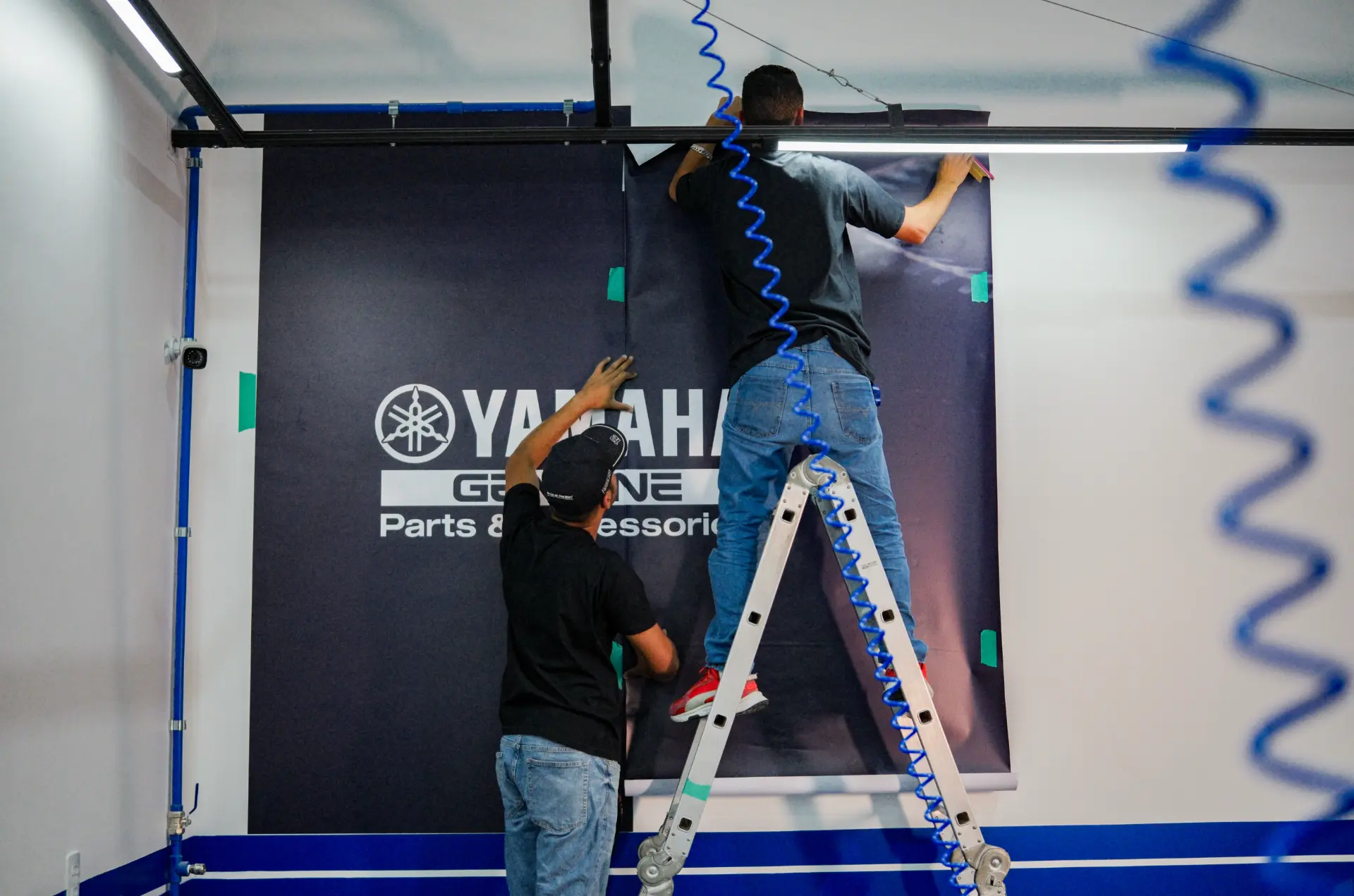 Instalação de banner Yamaha Genuine Parts and Accessories em paredão interno