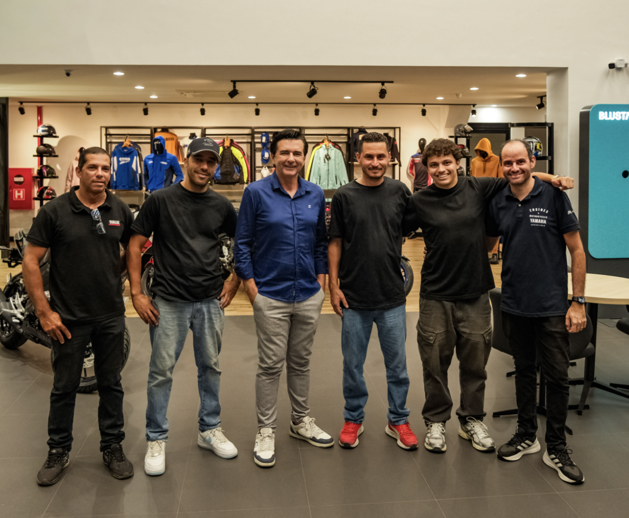 Equipe da New By Print reunida no showroom da Yamaha em Caruaru ao final da instalação
