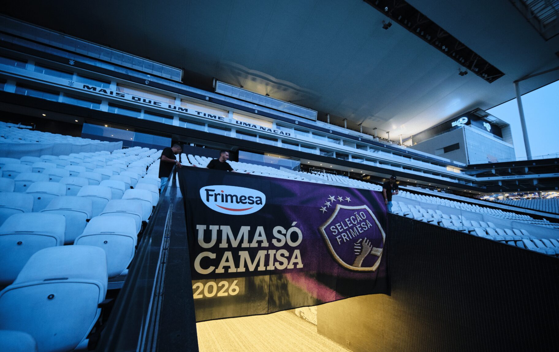 Aplicação de faixa Frimesa nas arquibancadas